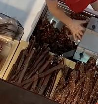 無良商家！買1根牛肉干，店員偷塞進5根的量！當地回應