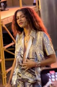 美女貼貼！贊達亞與碧昂絲現身秀場 親密擁抱好養眼