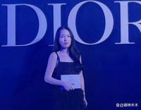 李詠女兒首次公開亮相，生圖曝光長相普通，出道就拿頂級資源