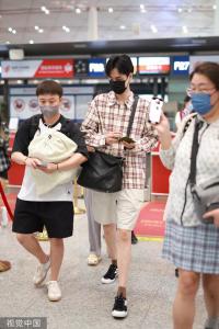 胡一天結束北京大秀行程 格子襯衫搭白短褲似男大學生
