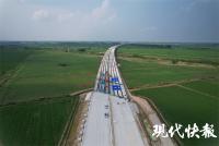 鹽洛高速洪澤湖濕地特大橋完成箱梁架設