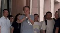 馮鞏出席活動遇群眾呼喊脫帽鞠躬，經典再現：我想死你們了