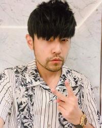 周杰倫曬照出發呼和浩特 和昆凌戴黑色口罩對鏡頭比耶