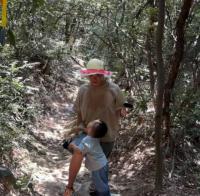 朱丹攜家人出游，倆娃緊跟大人太可愛，周一圍暖心陪伴