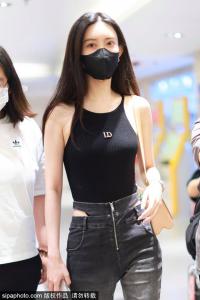 孟子義穿黑色吊帶連體衣走機場大秀身材 纖瘦有型