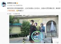 秦嵐一身休閑裝現身醫院 從兒科走出助理手里拿藥