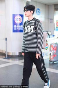 井柏然穿條紋T恤搭配黑色運動褲現身機場 簡約顯潮范