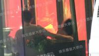 買超酒吧與好友續攤 摟長發美女肩膀動作親昵