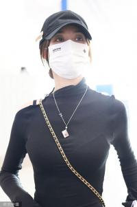 徐藝洋現身北京首都機場 黑色緊身上衣顯纖瘦身材