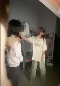 兩女生宿舍內被迫互扇耳光并遭踢打 警方：打人者拘留10天罰款500元，涉未成年人拘留暫緩執行