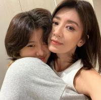 賈靜雯女兒分享假期家人合照 與小S大女兒自拍好甜美