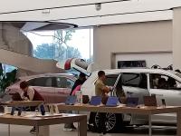 汽車展廳“擠得滿滿當當”，銷售：來的都是客，有顧客也有游客