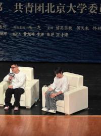 朱一龍現身北大被偶遇 染深空銀灰發色秒變潮男