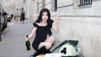 虞書欣曬巴黎街頭美照 舉酒杯燦笑大方隨性