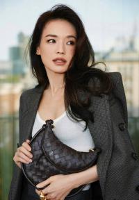 舒淇妝容清淡顏值在線 著灰色西裝氣場拉滿