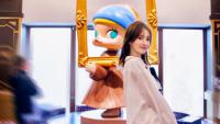 金晨穿白襯衫逛游樂園 與玩偶合影氣質甜美