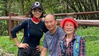 劉嘉玲和媽媽弟弟爬山 一家人罕見同框