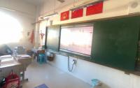 山東一小學教師再次發聲要求買窗簾遮擋黑板反光，教育局：正調查