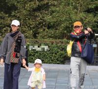 黃子佼性騷擾風波后首露面 身材似發福帶妻兒戶外踏青