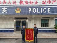 妻子跟丈夫吵架后反鎖房門喝下農藥輕生，民警趕到現場踹門救人