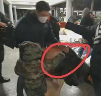 霍啟剛兒子拎8袋衣服給流浪漢 肢體接觸暴露品行