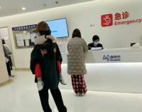 Angelababy風波后露面，帶兒子看急診打扮低調狀態憔悴