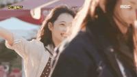 她自殺后，劊子手們開始愛她