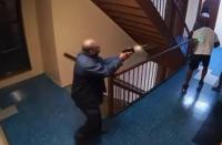 不滿樓上噪音，“處決式”槍殺父子倆，嫌疑人被警擊斃