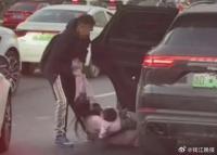 將妻兒強行拽下保時捷，男子稱非常后悔
